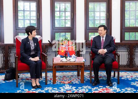 Pékin, Chine. 20 août 2024. Fu Hua, président de l'Agence de presse Xinhua, rencontre le directeur général vu Viet Trang de l'Agence de presse du Vietnam (VNA) à Pékin, capitale de la Chine, le 20 août 2024. Crédit : Huang Jingwen/Xinhua/Alamy Live News Banque D'Images