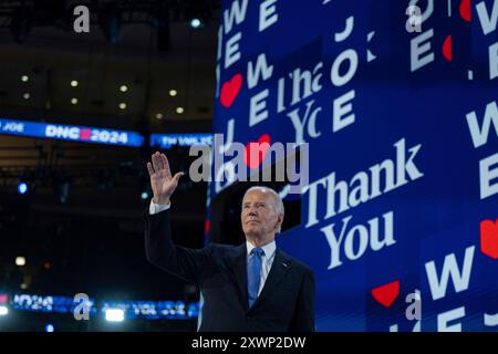 Le président des États-Unis Joe Biden sort de la scène après avoir prononcé un discours à la Convention nationale démocrate de 2024 à Chicago, Illinois, États-Unis, au United Center le lundi 19 août 2024. Crédit : Annabelle Gordon/CNP Banque D'Images