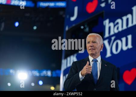 Le président des États-Unis Joe Biden sort de la scène après avoir prononcé un discours à la Convention nationale démocrate de 2024 à Chicago, Illinois, États-Unis, au United Center le lundi 19 août 2024. Crédit : Annabelle Gordon/CNP/MediaPunch Banque D'Images