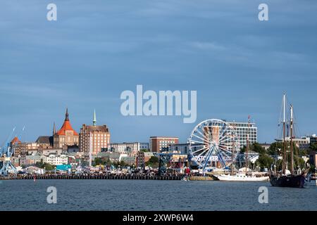 Skyline der Hansestadt Rostock am Warnow Ufer während der gut besuchten Hansesail, 10.08.2024 Hansestadt Rostock *** Skyline de la ville hanséatique de Rostock sur les rives de la Warnow pendant le Hansesail très fréquenté, 10 08 2024 ville hanséatique de Rostock 20240810-DSC 4074 Banque D'Images