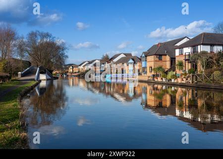 Royaume-Uni, Angleterre, Grand Londres, Harefield, développement de logements à côté du Grand Union canal Banque D'Images