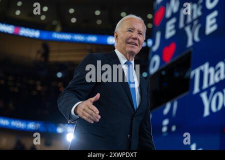 Chicago, États-Unis. 20 août 2024. Le président des États-Unis Joe Biden sort de la scène après avoir prononcé un discours à la Convention nationale démocrate de 2024 à Chicago, Illinois, États-Unis, au United Center le lundi 19 août 2024. Photo Annabelle Gordon/CNP/ABACAPRESS. COM Credit : Abaca Press/Alamy Live News Banque D'Images