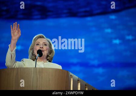 Chicago, États-Unis. 20 août 2024. L’ancienne secrétaire d’État américaine Hillary Rodham Clinton prend la parole lors de la Convention nationale démocrate 2024 à Chicago, Illinois, États-Unis, au United Center le lundi 19 août 2024. Photo Annabelle Gordon/CNP/ABACAPRESS. COM Credit : Abaca Press/Alamy Live News Banque D'Images