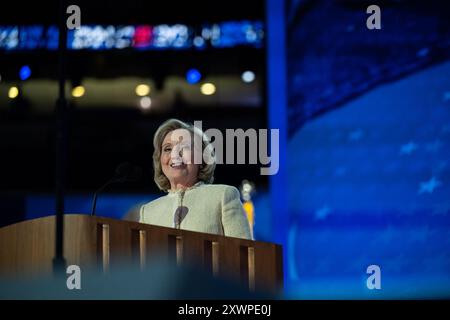 Chicago, États-Unis. 20 août 2024. L’ancienne secrétaire d’État américaine Hillary Rodham Clinton prend la parole lors de la Convention nationale démocrate 2024 à Chicago, Illinois, États-Unis, au United Center le lundi 19 août 2024. Photo Annabelle Gordon/CNP/ABACAPRESS. COM Credit : Abaca Press/Alamy Live News Banque D'Images