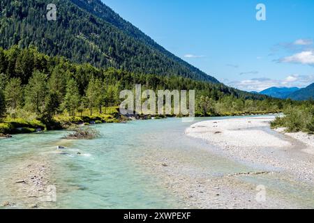 20 août 2024, Bavière, Vorderriß : la rivière Isar coule dans un lit essentiellement naturel près de Vorderriß jusqu'au réservoir Sylvenstein. Après que le temps tend vers des orages demain, il devrait rester sec pour le reste de la semaine. Il fera plus chaud. Photo : Frank Hammerschmidt//Frank Hammerschmidt Banque D'Images