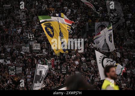 Torino, Italie. 19 août 2024. Fan de la Juventus lors du match de football Serie A entre la Juventus et Côme au stade Allianz de Turin, dans le nord-ouest de l'Italie - lundi 19 août 2024. Sport - Soccer . (Photo de Marco Alpozzi/Lapresse) crédit : LaPresse/Alamy Live News Banque D'Images