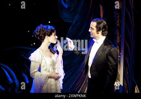 Sierra Boggess (Christine Daae), Ramin Karimloo (The Phantom) in LOVE NEVER DIES at the Adelphi Theatre, Londres WC2 09/03/2010 musique : Andrew Lloyd Webber paroles : Glenn Slater livre : Andrew Lloyd Webber & Ben Elton design : Bob Crowley éclairage : Paule Constable chorégraphie : Jerry Mitchell réalisateur : Jack O'Brien Banque D'Images