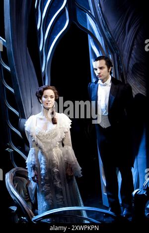 Sierra Boggess (Christine Daae), Ramin Karimloo (The Phantom) in LOVE NEVER DIES at the Adelphi Theatre, Londres WC2 09/03/2010 musique : Andrew Lloyd Webber paroles : Glenn Slater livre : Andrew Lloyd Webber & Ben Elton design : Bob Crowley éclairage : Paule Constable chorégraphie : Jerry Mitchell réalisateur : Jack O'Brien Banque D'Images