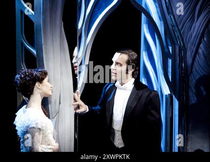 Sierra Boggess (Christine Daae), Ramin Karimloo (The Phantom) in LOVE NEVER DIES at the Adelphi Theatre, Londres WC2 09/03/2010 musique : Andrew Lloyd Webber paroles : Glenn Slater livre : Andrew Lloyd Webber & Ben Elton design : Bob Crowley éclairage : Paule Constable chorégraphie : Jerry Mitchell réalisateur : Jack O'Brien Banque D'Images