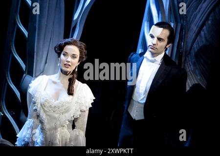 Sierra Boggess (Christine Daae), Ramin Karimloo (The Phantom) in LOVE NEVER DIES at the Adelphi Theatre, Londres WC2 09/03/2010 musique : Andrew Lloyd Webber paroles : Glenn Slater livre : Andrew Lloyd Webber & Ben Elton design : Bob Crowley éclairage : Paule Constable chorégraphie : Jerry Mitchell réalisateur : Jack O'Brien Banque D'Images