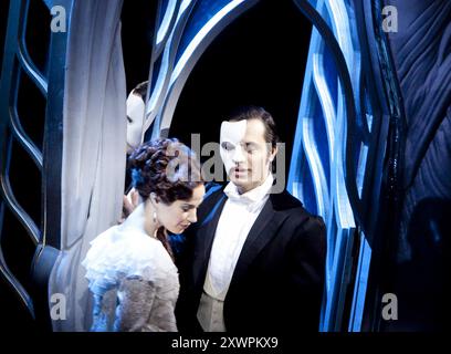 Sierra Boggess (Christine Daae), Ramin Karimloo (The Phantom) in LOVE NEVER DIES at the Adelphi Theatre, Londres WC2 09/03/2010 musique : Andrew Lloyd Webber paroles : Glenn Slater livre : Andrew Lloyd Webber & Ben Elton design : Bob Crowley éclairage : Paule Constable chorégraphie : Jerry Mitchell réalisateur : Jack O'Brien Banque D'Images