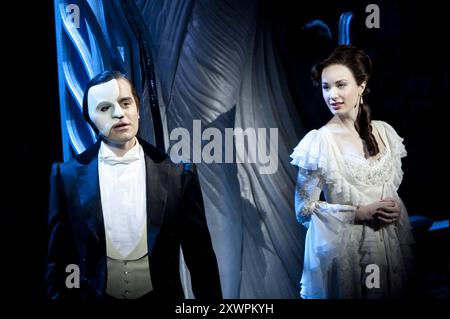 Ramin Karimloo (The Phantom), Sierra Boggess (Christine Daae) in LOVE NEVER DIES at the Adelphi Theatre, Londres WC2 09/03/2010 musique : Andrew Lloyd Webber paroles : Glenn Slater livre : Andrew Lloyd Webber & Ben Elton design : Bob Crowley éclairage : Paule Constable chorégraphie : Jerry Mitchell réalisateur : Jack O'Brien Banque D'Images