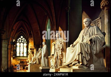 Dublin, Irlande. La cathédrale Patricks. Statues de l'allée nord. L. à R. Archevêque Jones, Dean Dawson, Buckingham Whiteside Banque D'Images