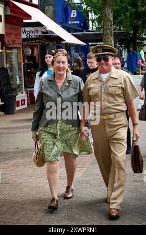 Festival de guerre de Lytham 2024. Homme militaire et femmes civiles sur la rue principale Banque D'Images