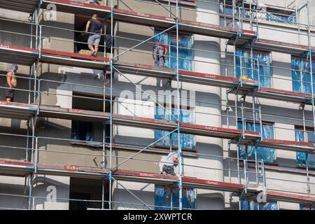 Travaux de peinture sur la façade d’un nouveau bâtiment plat et commercial sur la rive sud du Rhin à Ludwigshafen (Rhénanie-Palatinat) Banque D'Images