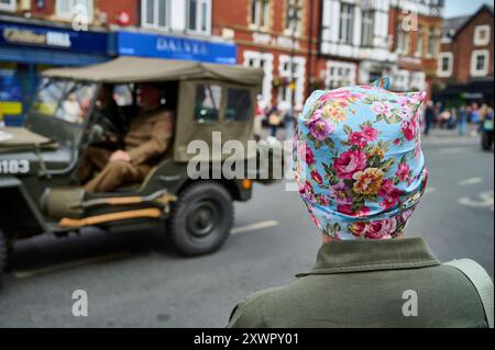 Festival de guerre de Lytham 2024. Le défilé des véhicules impliqués dans l'événement. Femme portant turban style années 1940 Banque D'Images