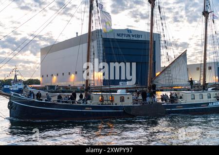 Segelschiff fährt an der Neptun Werft während der hansesail 2024 vorbei, 10.08.2024, Werfthalle am Abend Neptunwerft à Rostock-Warnemünde *** voilier passe devant le chantier naval de Neptun pendant le hansesail 2024, 10 08 2024, hall du chantier naval dans la soirée chantier naval de Neptun à Rostock Warnemünde 20240810-DSC 4271 Banque D'Images