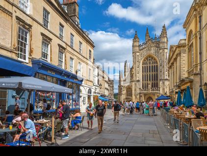 Vue sur le cimetière de l'abbaye vers l'abbaye de Bath avec les thermes romains sur la droite, Bath, Somerset, Angleterre, Royaume-Uni Banque D'Images