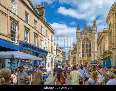 Vue sur le cimetière de l'abbaye vers l'abbaye de Bath avec les thermes romains sur la droite, Bath, Somerset, Angleterre, Royaume-Uni Banque D'Images