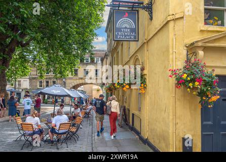 Le pub Crystal Palace sur Abbey Green avec le Giant plane Tree sur la gauche Bath, Somerset, Angleterre, Royaume-Uni Banque D'Images