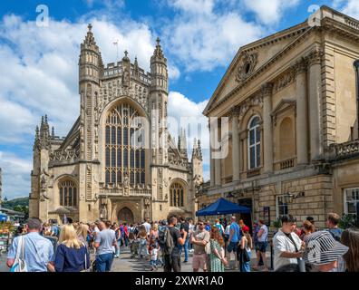 Vue sur le cimetière de l'abbaye vers l'abbaye de Bath avec les thermes romains sur la droite, Bath, Somerset, Angleterre, Royaume-Uni Banque D'Images