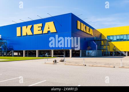 Grandes enseignes IKEA sur la façade bleue du magasin IKEA à Malmö, Suède. Banque D'Images