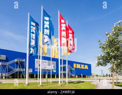 Des bannières IKEA rouges, bleues et jaunes volent devant le magasin IKEA de Malmö, en Suède. Banque D'Images