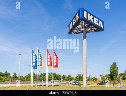 Un grand panneau d'affichage à trois côtés montre l'enseigne IKEA à l'entrée du magasin IKEA à Malmö, en Suède, aux côtés des bannières IKEA. Banque D'Images