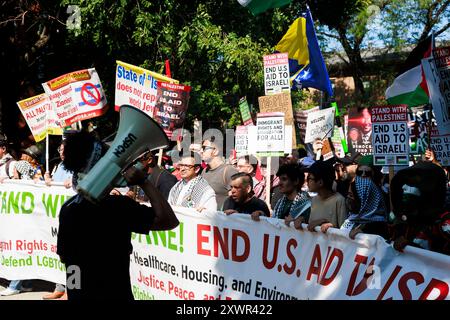 Chicago, États-Unis. 19 août 2024. CHICAGO, ILLINOIS - 19 AOÛT : un manifestant tient un mégaphone pendant la « Marche sur le DNC » le premier jour de la Convention nationale démocrate le 19 août 2024 à Chicago, Illinois. Des militants sont rassemblés à Chicago pour organiser des manifestations pendant la convention, qui se déroule du 19 au 22 août. Crédit : Jeremy Hogan/Alamy Live News Banque D'Images