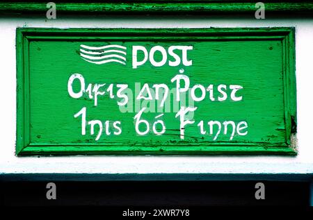 Bureau de poste en gaélique irlandais signe la main peinte sur l'île d'Inishbofin au large de la côte du comté de Galway à l'ouest de l'Irlande Banque D'Images