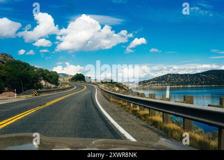 Ligne jaune route le long des collines aux États-Unis. Photo de haute qualité Banque D'Images