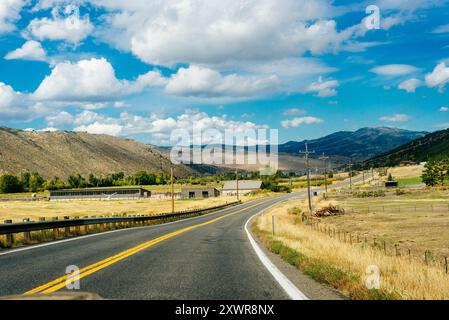 Ligne jaune route le long des collines aux États-Unis. Photo de haute qualité Banque D'Images