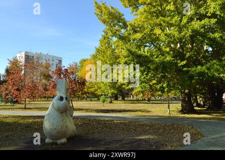 La sculpture de l'étrange créature et la vue sur le paysage ensoleillé d'automne dans le parc Banque D'Images