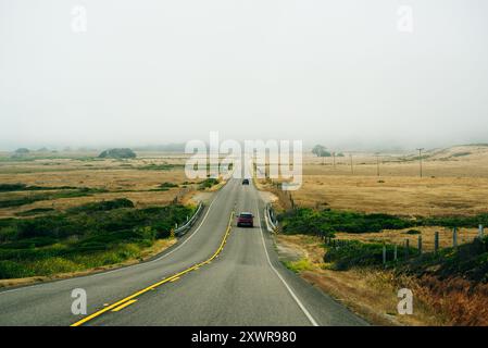 Ligne jaune route le long des collines aux États-Unis. Photo de haute qualité Banque D'Images