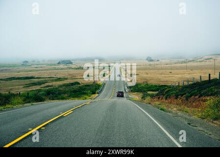 Ligne jaune route le long des collines aux États-Unis. Photo de haute qualité Banque D'Images