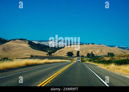 Ligne jaune route le long des collines aux États-Unis. Photo de haute qualité Banque D'Images