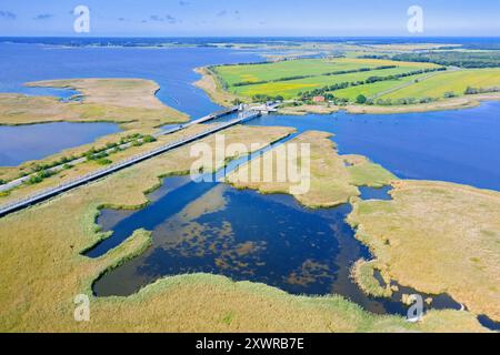 Vue aérienne sur le pont de Meiningen / Meiningenbrücke reliant la péninsule de Fischland-Darß-Zingst au continent, Mecklembourg-Poméranie occidentale, Allemagne Banque D'Images