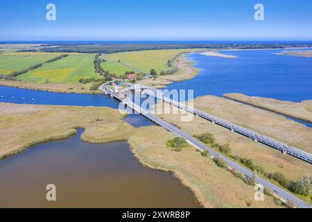 Vue aérienne sur le pont de Meiningen / Meiningenbrücke reliant la péninsule de Fischland-Darß-Zingst au continent, Mecklembourg-Poméranie occidentale, Allemagne Banque D'Images