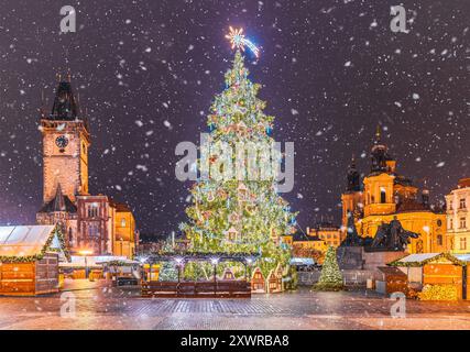 Arbre de Noël de conte de fées et église Notre Dame de Tyn, Prague, République tchèque. Banque D'Images