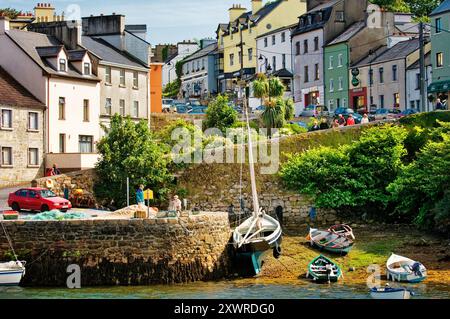 Connemara, comté de Galway. Le pittoresque village de pêcheurs de Roundstone sur le côté ouest de la baie de Bertraghboy Banque D'Images