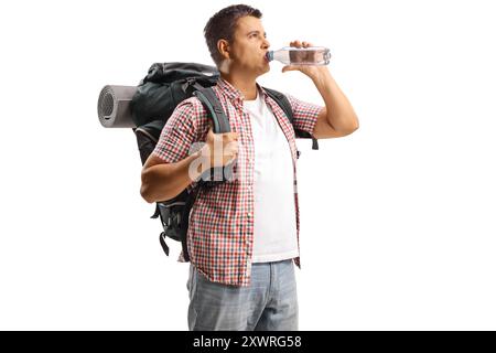 Touriste masculin avec un sac à dos buvant de l'eau d'une bouteille isolée sur fond blanc Banque D'Images