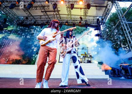 Troutdale, Oregon, USA 19/2024, Mark Speer et Laura Lee 'Leezy' Ochoa de Khruangbin se produisent sur scène à Edgefield à Troutdale, Oregon, USA le 19 août 2024. Photo ©Anthony Pidgeon Banque D'Images