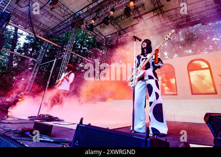 Troutdale, Oregon, USA 19/2024, Mark Speer et Laura Lee 'Leezy' Ochoa de Khruangbin se produisent sur scène à Edgefield à Troutdale, Oregon, USA le 19 août 2024. Photo ©Anthony Pidgeon Banque D'Images