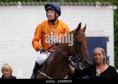 Windsor, Berkshire, Royaume-Uni. 19 août 2024. NORDIC GLORY piloté par le jockey William Carson remporte la Free Digital Racecard au Raceday-Ready.com handicap Stakes (classe 6) au Royal Windsor Racecourse à Windsor, Berkshire, lors de la finale de la Fiesta des courses du lundi soir. Propriétaire Dare to Dream Racing, entraîneur Michael Attwater, Epsom, éleveur Kangyu International Racing, sponsor daretodreamracing.co.uk. Crédit : Maureen McLean/Alamy Live News Banque D'Images