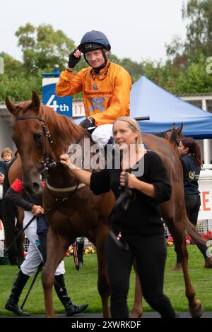 Windsor, Berkshire, Royaume-Uni. 19 août 2024. NORDIC GLORY piloté par le jockey William Carson remporte la Free Digital Racecard au Raceday-Ready.com handicap Stakes (classe 6) au Royal Windsor Racecourse à Windsor, Berkshire, lors de la finale de la Fiesta des courses du lundi soir. Propriétaire Dare to Dream Racing, entraîneur Michael Attwater, Epsom, éleveur Kangyu International Racing, sponsor daretodreamracing.co.uk. Crédit : Maureen McLean/Alamy Live News Banque D'Images