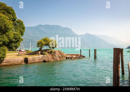 Vue pittoresque sur la côte nord du lac de Garde dans la ville de Riva del Garda, Italie Banque D'Images