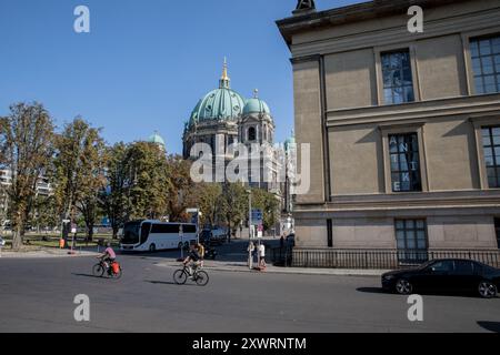 Berlin, Allemagne. 20 août 2024. Les cyclistes passent par le Berliner Dom par un après-midi ensoleillé le 20 août 2024, avec les dômes verts de la grande cathédrale dominant la scène. Le Berliner Dom, endommagé pendant la seconde Guerre mondiale et restauré plus tard, continue d'être l'un des sites religieux et culturels les plus importants de la ville. (Photo de Michael Kuenne/PRESSCOV/SIPA USA) crédit : SIPA USA/Alamy Live News Banque D'Images