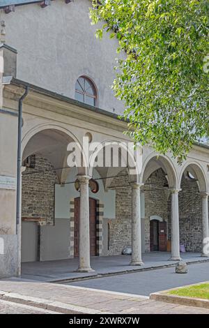 Côme, Italie - 15 juin 2019 : ancienne église San Francesco maintenant Antonio Ratti espace culturel à Lorenzo Spallino Street jour d'été en ville. Banque D'Images