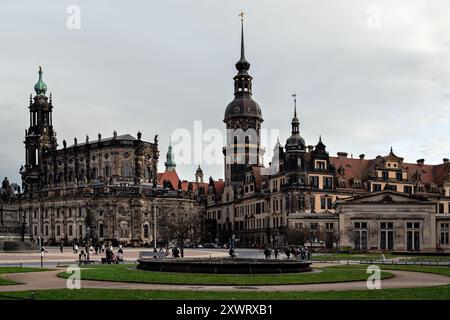 Dresde, Allemagne, 24 décembre. Place du théâtre avec vue sur le château de Dresde et la cathédrale catholique romaine dans la ville de Dresde en décembre Banque D'Images