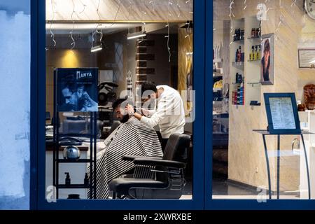 Dresde, Allemagne, décembre 27. Un homme se fait couper les cheveux chez un coiffeur dans le quartier de Neustadt à Dresde le 27 décembre 2023. Banque D'Images
